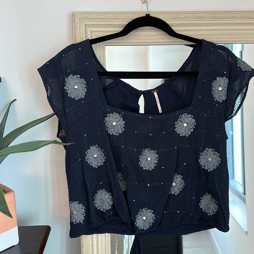 FREE PEOPLE blue embroidered blouse top (size XS) ✨
